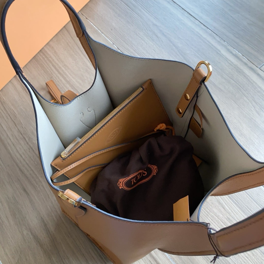 Tod's T-Clasp Leather Tote Bag (11.5 x 10 x 5.5 in)