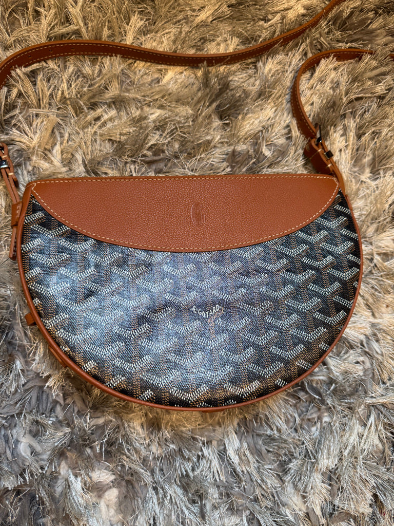 Goyard Hirondelle Shoulder Bag in Brown (10 x 6.5 x 2.5 in)