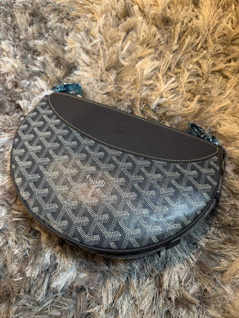 Goyard Hirondelle Shoulder Bag in Gray (10 x 6.5 x 2.5 in)