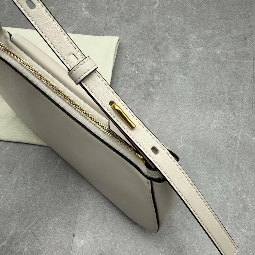 Mulberry Clovelly Leather Shoulder Bag in White (27 x 13 x 6 cm)
