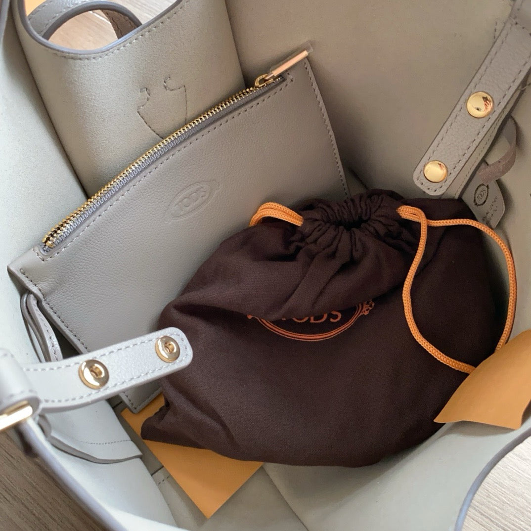Tod's T-Clasp Leather Tote Bag (11.5 x 10 x 5.5 in)