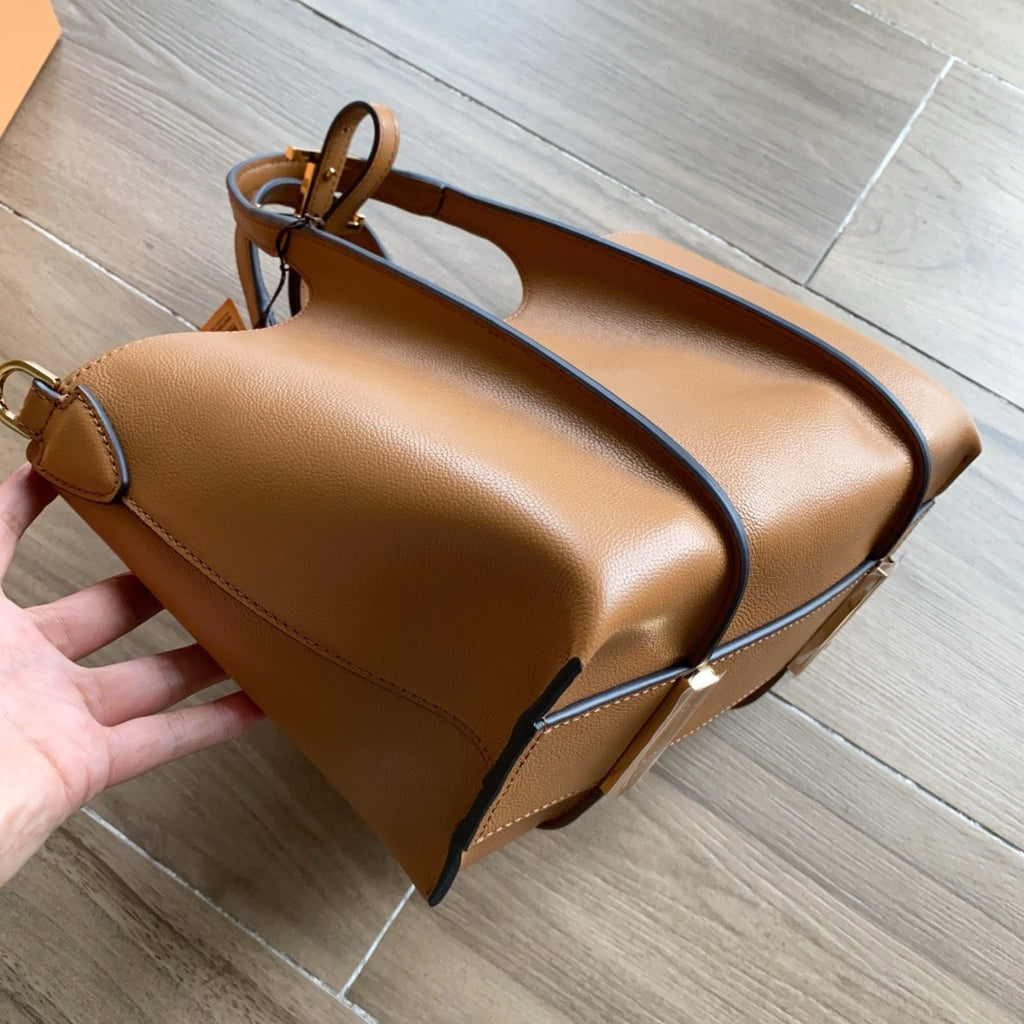 Tod's T-Clasp Leather Tote Bag (11.5 x 10 x 5.5 in)