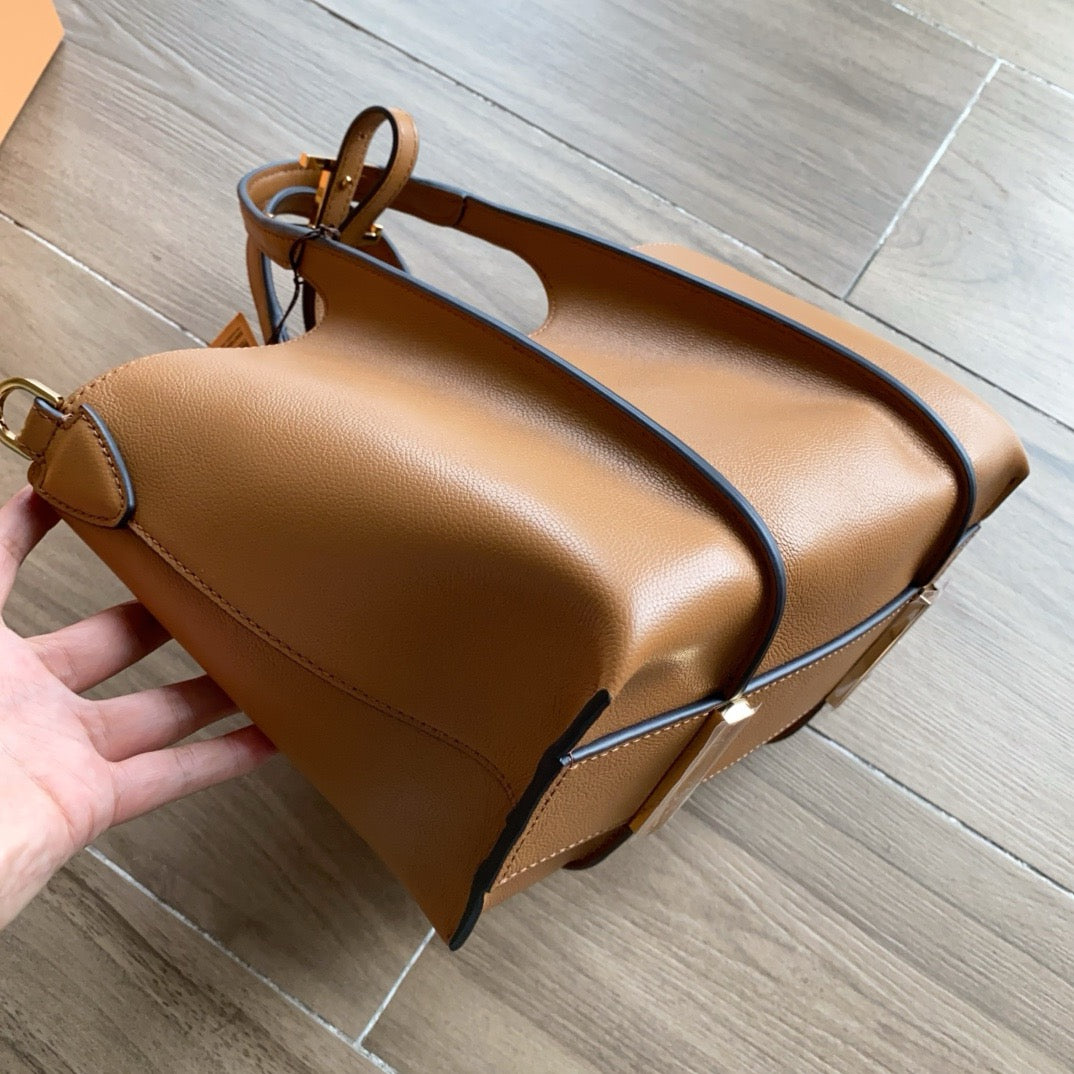Tod's T-Clasp Leather Tote Bag (11.5 x 10 x 5.5 in)