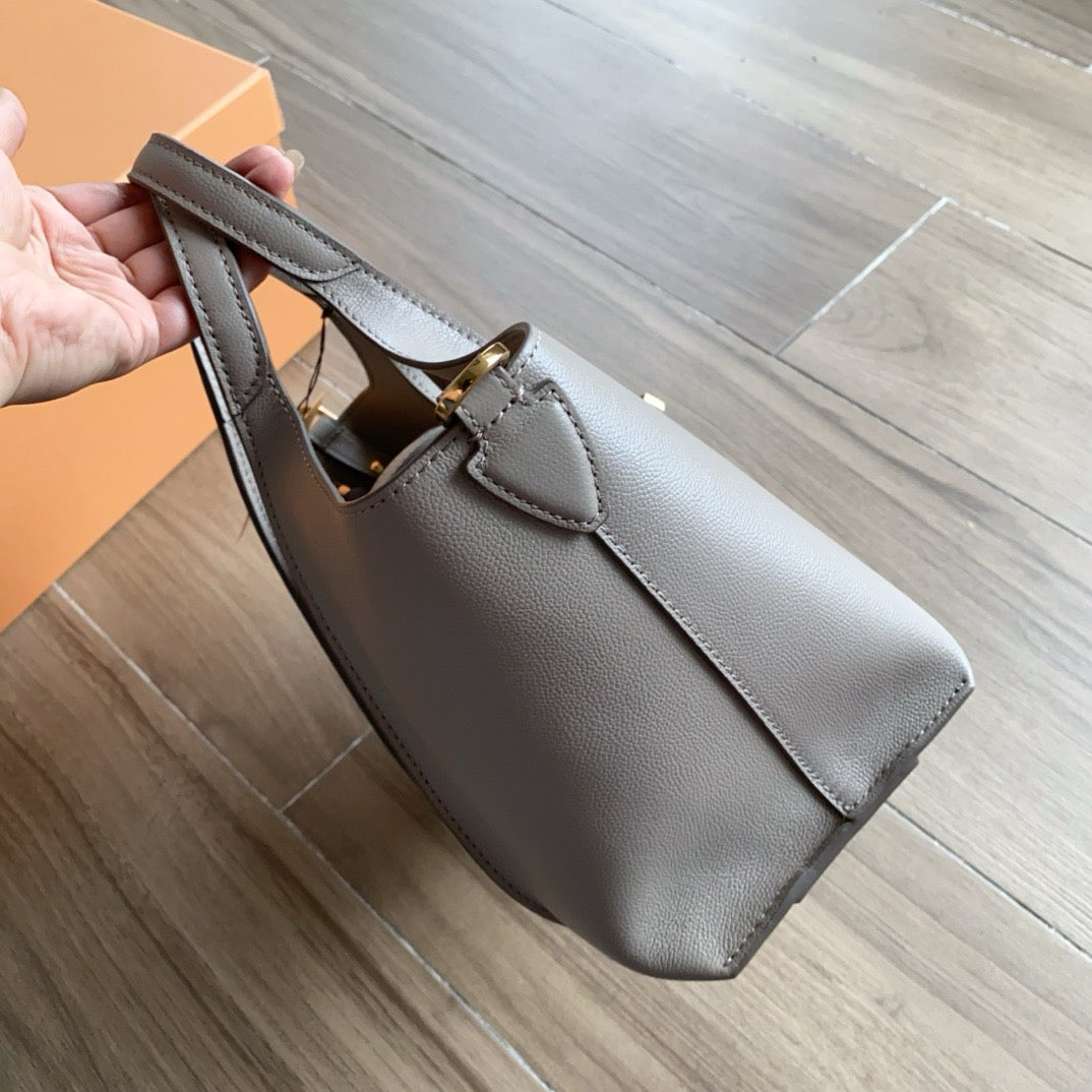 Tod's T-Clasp Leather Tote Bag (11.5 x 10 x 5.5 in)