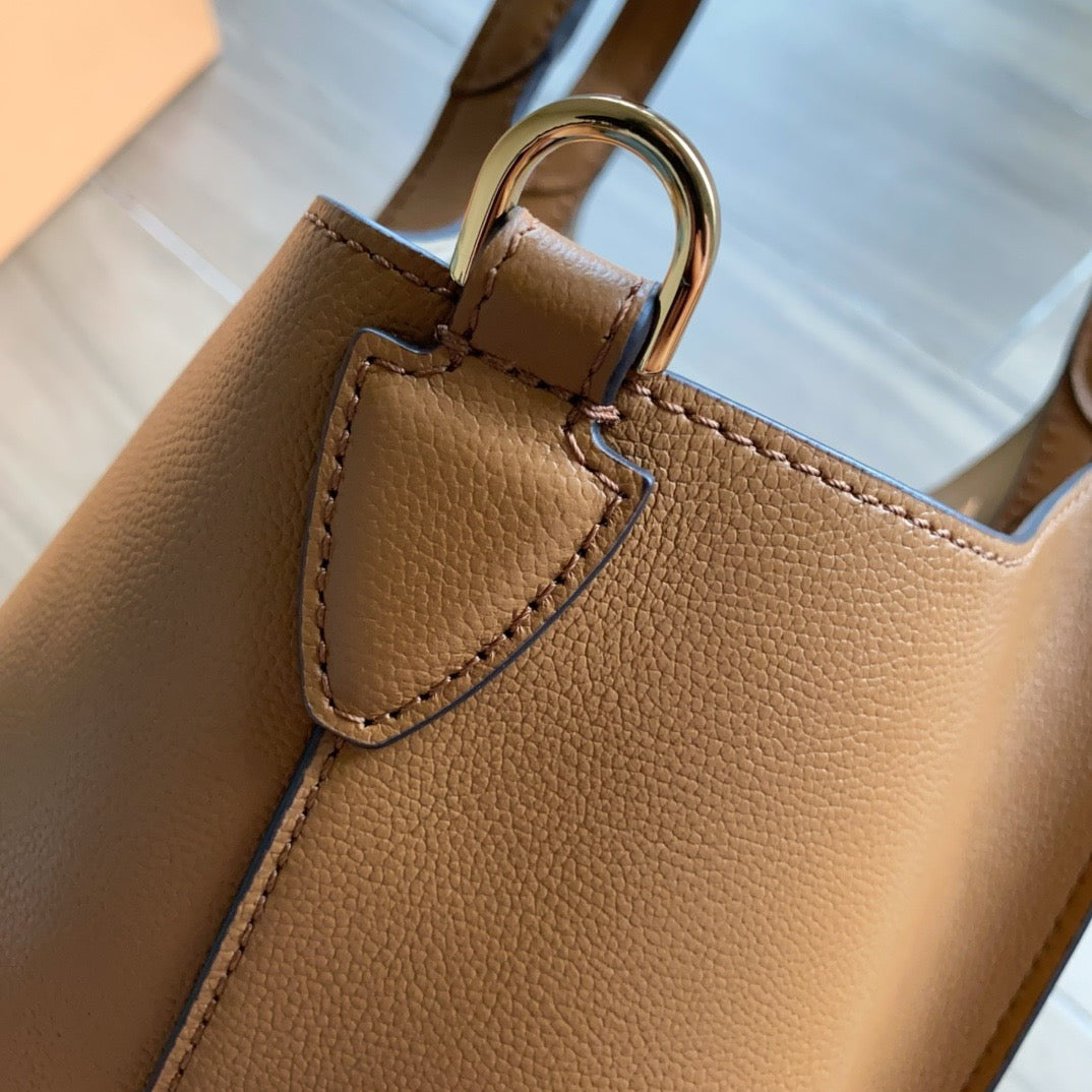 Tod's T-Clasp Leather Tote Bag (11.5 x 10 x 5.5 in)