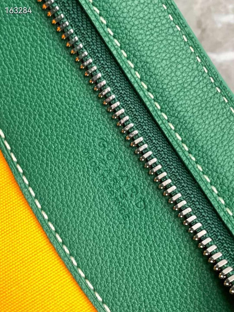 Goyard Hirondelle Shoulder Bag in Green (10 x 6.5 x 2.5 in)
