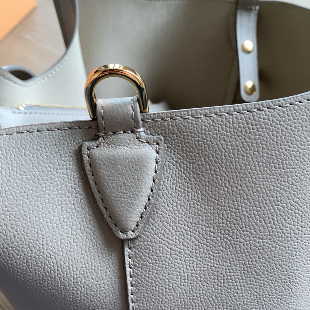 Tod's T-Clasp Leather Tote Bag (11.5 x 10 x 5.5 in)