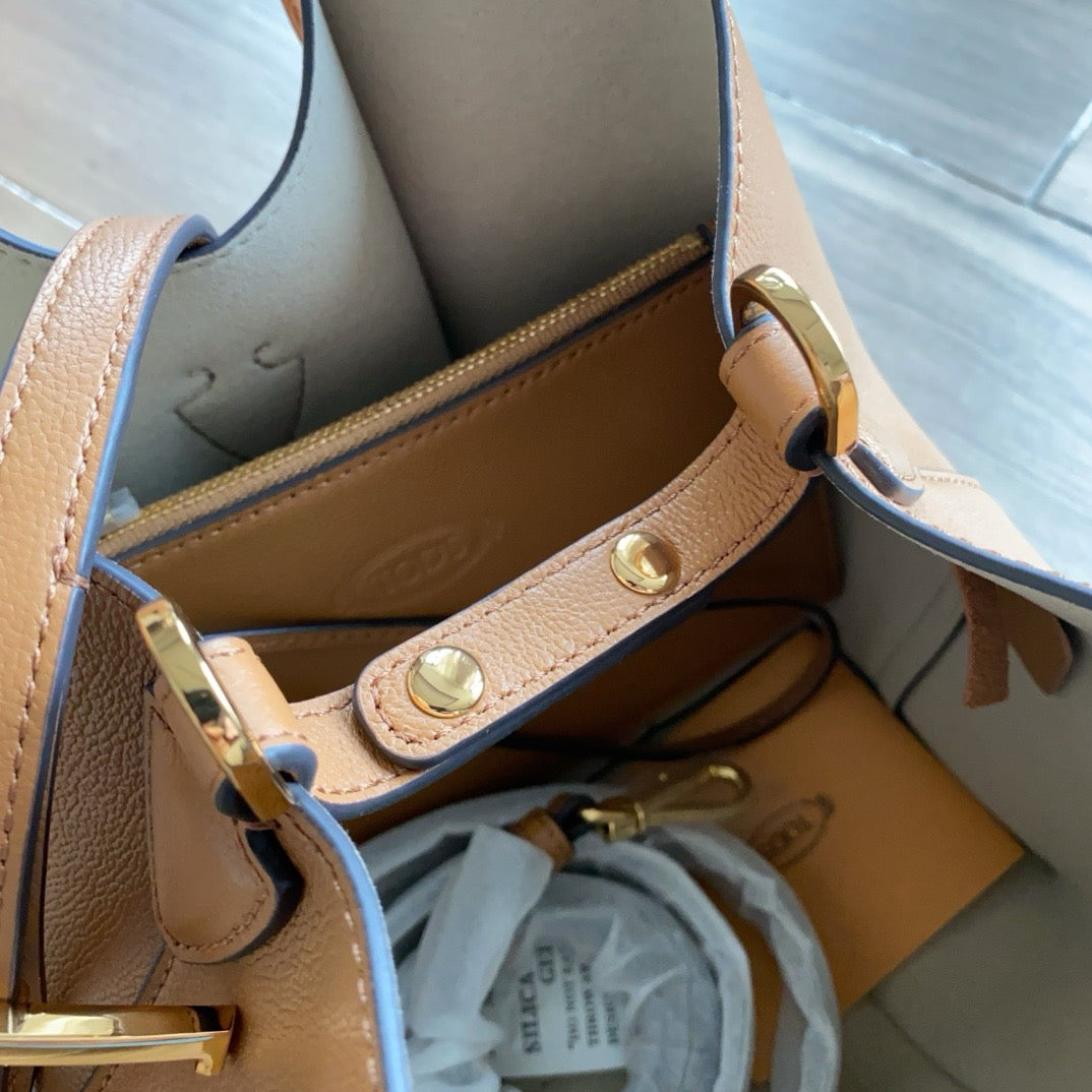 Tod's T-Clasp Leather Tote Bag (11.5 x 10 x 5.5 in)