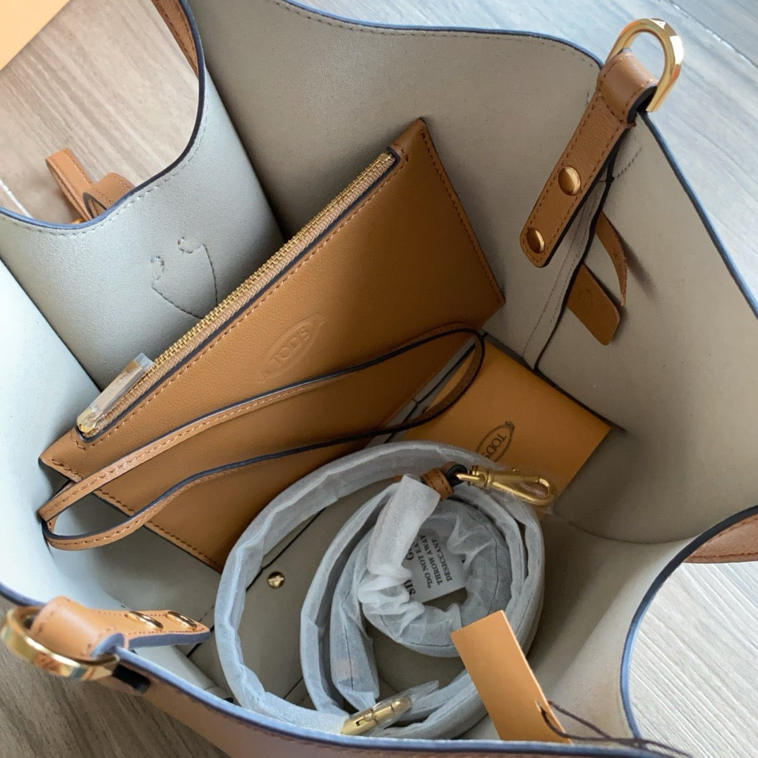Tod's T-Clasp Leather Tote Bag (11.5 x 10 x 5.5 in)