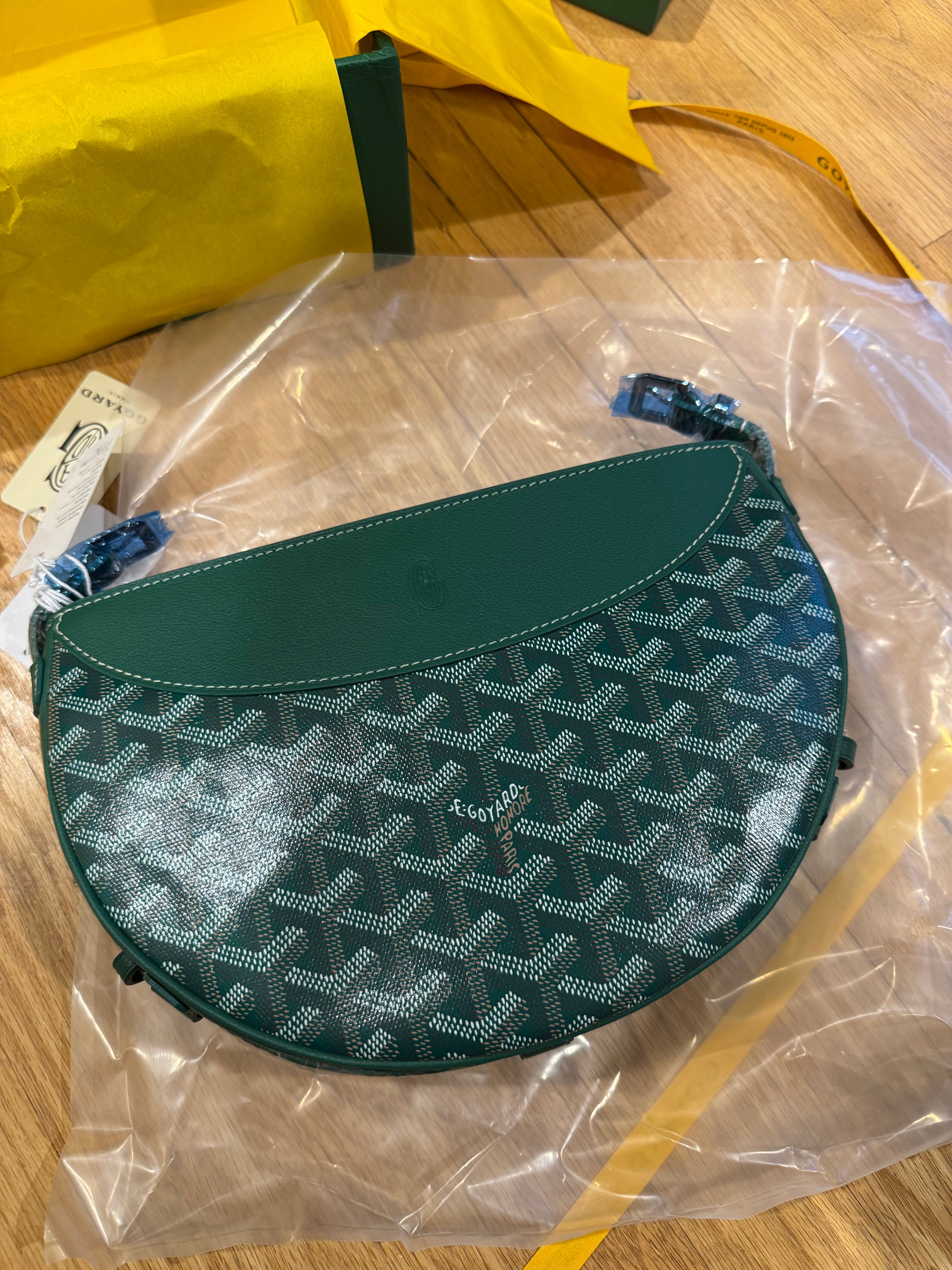 Goyard Hirondelle Shoulder Bag in Green (10 x 6.5 x 2.5 in)