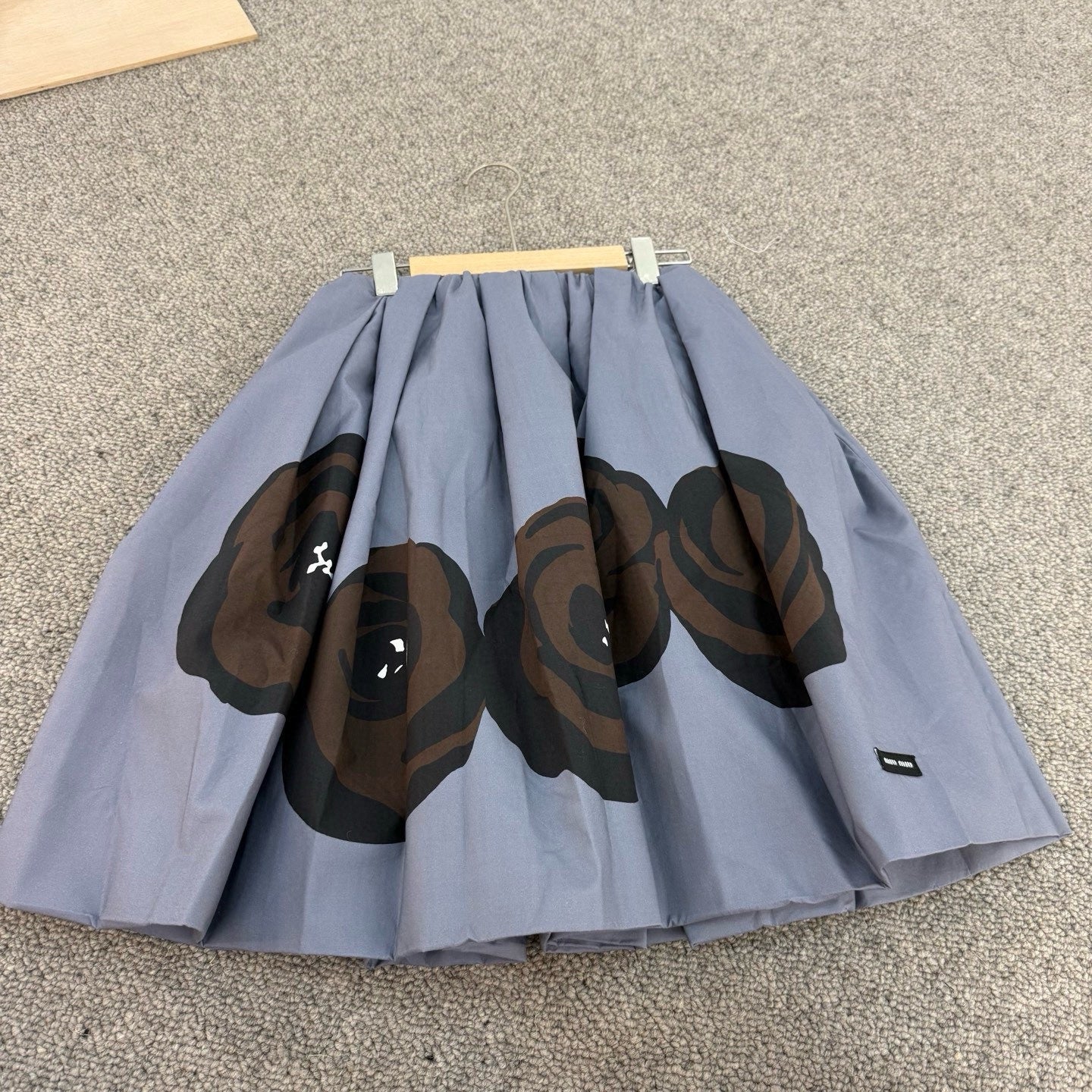 Miu Miu Rose Print Cotton Poplin Knee Skirt in Gray, Size S/M/L